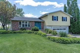 105 Parkview Dr, Tipton, IA 52772