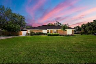 8202 Glencrest St, Houston, TX 77061