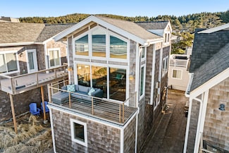 231 W Siuslaw St, Cannon Beach, OR 97110