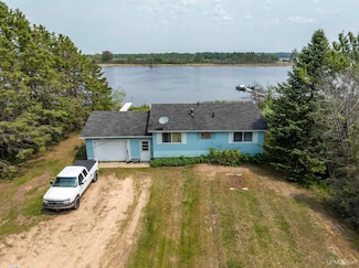 8096 Garth Point Ln, Rapid River, MI 49878