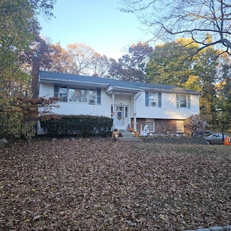 42 Noahs Path, Rocky Point, NY 11778