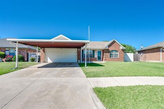 949 NW 15th St, Moore, OK 73160