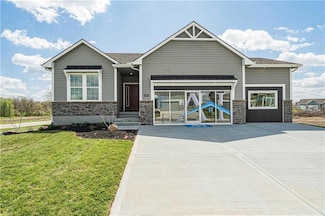 400 SW Hawthorne Ln, Blue Springs, MO 64014