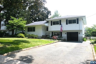 82 Hemlock Dr, Paramus, NJ 07652