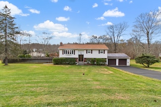 1 Indian Hill Ln, New Fairfield, CT 06812