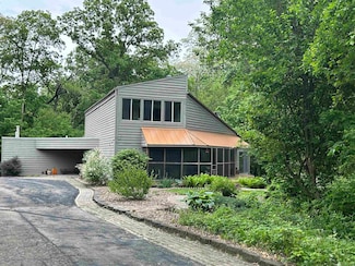 16306 Forest Gate Rd, Dubuque, IA 52001