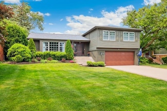 301 Columbine Dr, Clarendon Hills, IL 60514