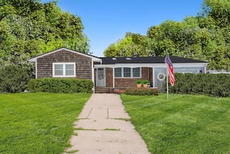 8 Atlantic Ave, Hampton Bays, NY 11946