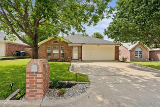 808 Voltamp Dr, Fort Worth, TX 76108