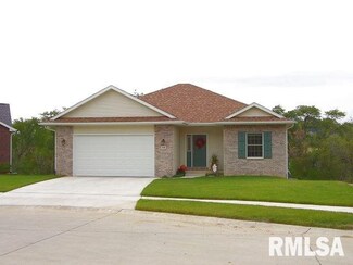 10 Frontier Ct, Le Claire, IA 52753