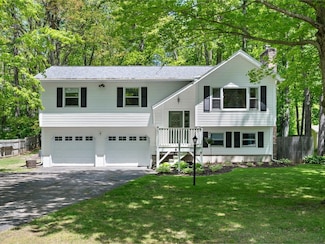 58 Greenbriar Dr, Essex Junction, VT 05452