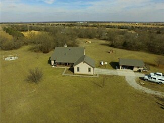 3733 E Lakewood Dr, Vassar, KS 66543