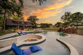 1015 S Lowrance Rd, Red Oak, TX 75154