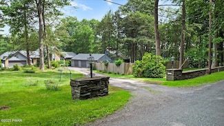 122 Waterfront Dr, Greentown, PA 18426