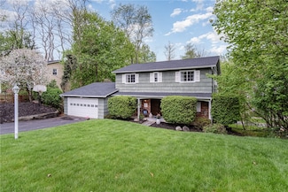 19 Ledgemont Dr, Fairport, NY 14450