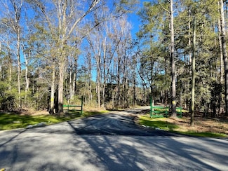 5 Fish Rd, Ridgeville, SC 29472