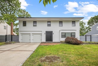 26 Roseanne Dr, Woodbury, NY 11797