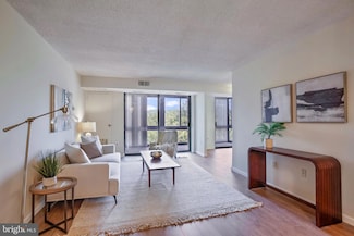 5300 Holmes Run Pkwy Unit 407, Alexandria, VA 22304