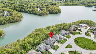 6069 Southlake Dr, Parkville, MO 64152