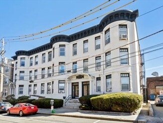 17 Green St Unit 4, Brookline, MA 02446