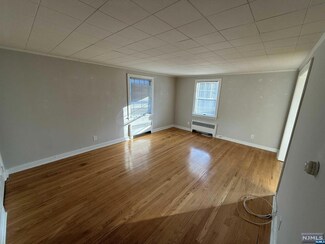 11 Cottage Ln, Upper Saddle River, NJ 07458