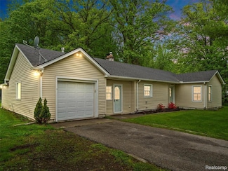 5220 County Line Rd, Lenox, MI 48048