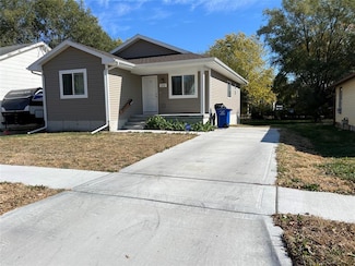 1311 E 25th Ct, Des Moines, IA 50317