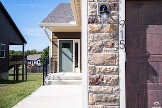 915 Eagle Ridge Dr, Baldwin City, KS 66006