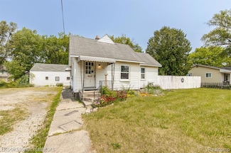 725 E Sherman St, Holly, MI 48442