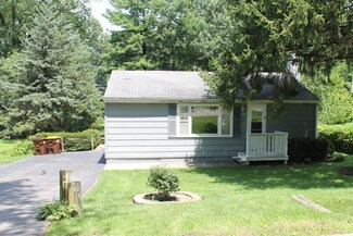 902 Paul St, McHenry, IL 60051