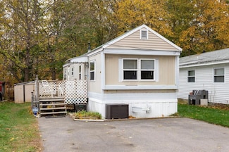 16 Railroad St, Newmarket, NH 03857