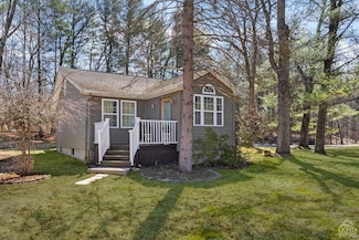 34 Cottonwood Rd, Elizaville, NY 12523