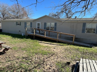 247 Flores Oaks Dr, Floresville, TX 78114