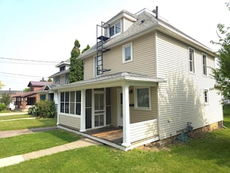 320 W Cedar St, Platteville, WI 53818