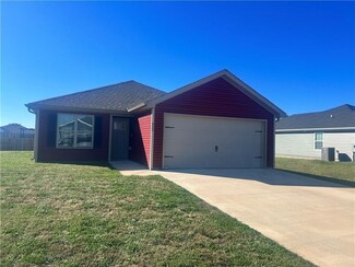 820 S Parrot Ln, Siloam Springs, AR 72761