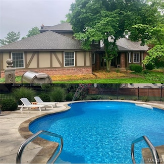 26 Colonade Ct, Saint Charles, MO 63303