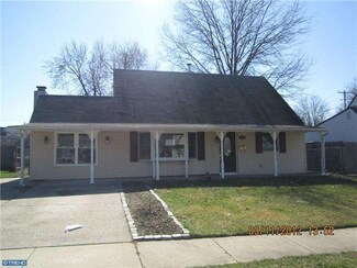 10 Merry Turn Rd, Levittown, PA 19056