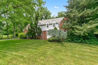 1 Ravine Rd, Great Neck, NY 11023
