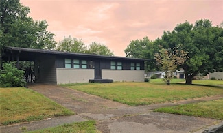 725 Manresa Ln, Florissant, MO 63031