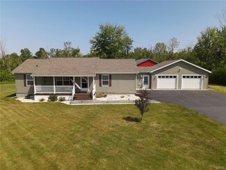 724 Middle Rd, Oswego, NY 13126