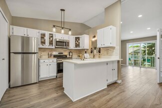 1048 Pond View Ct, Saint Paul, MN 55127