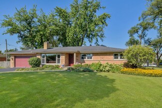 1726 Glencoe St, Wheaton, IL 60187