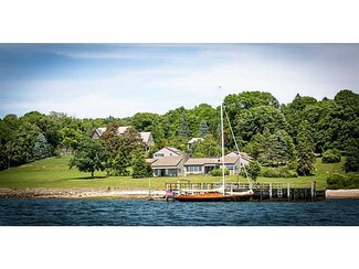 15 Low Ln, Bristol, RI 02809