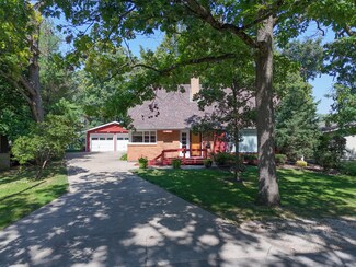 457 Lawndale Ave, Woodstock, IL 60098