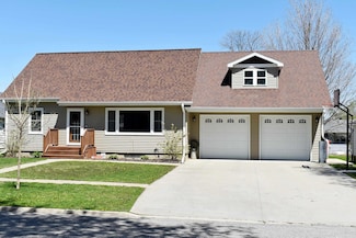 909 Ash St, Osage, IA 50461