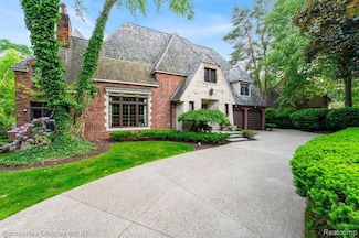 633 Hawthorne St, Birmingham, MI 48009