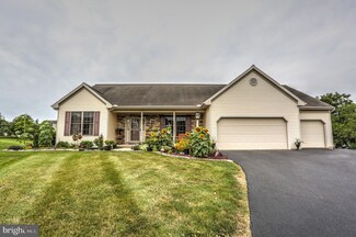 617 Spring Hollow Dr, New Holland, PA 17557