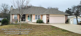 18402 Selwyn Dr, Warsaw, MO 65355