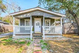 108 S 5th St, Fulton, TX 78358
