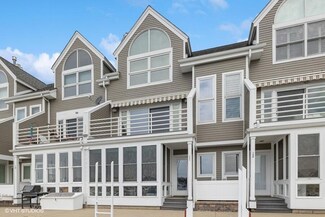 409 Lake Dr Unit 11, New Buffalo, MI 49117